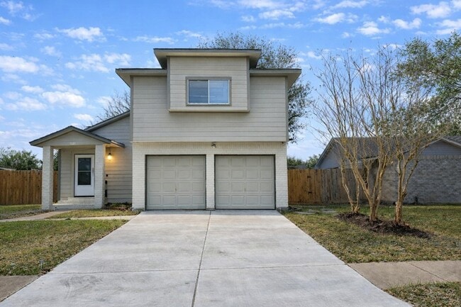 Building Photo - 1111 W Brompton Dr