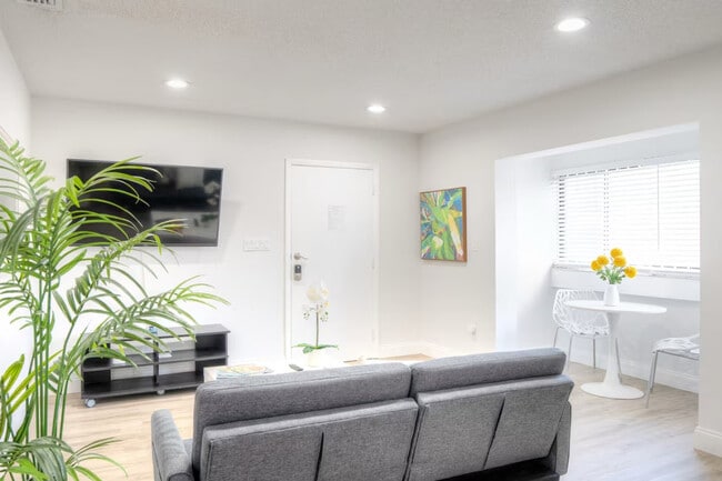 Building Photo - 470 US-41 Unit ID1056513P