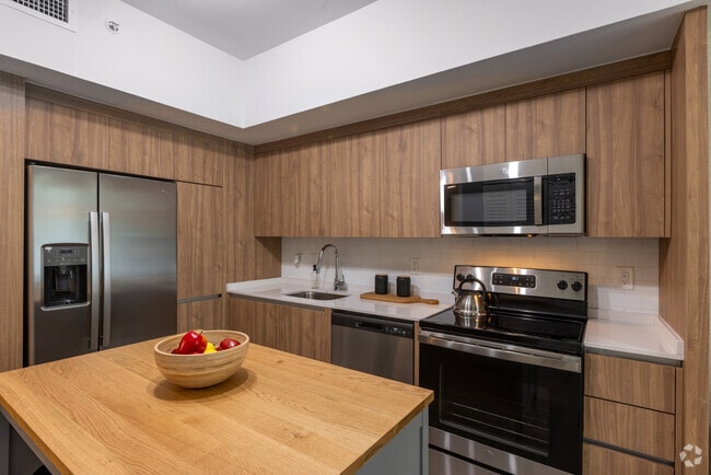 1BR, 1BA - 609SF - Kitchen - Resia Golden Glades