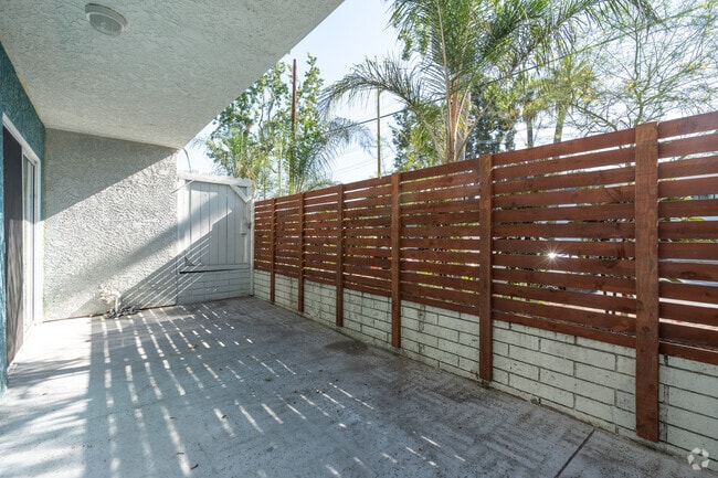 1BR, 1BA - 864SF - Patio - Mila Sherman Oaks