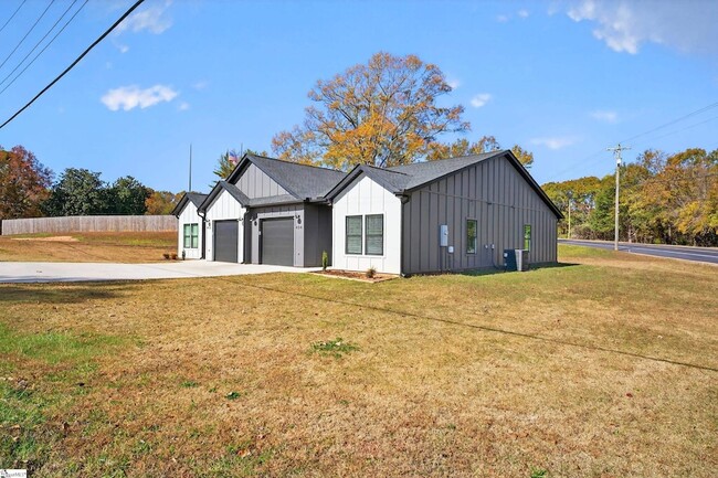 Photo - 404 Fairfield St