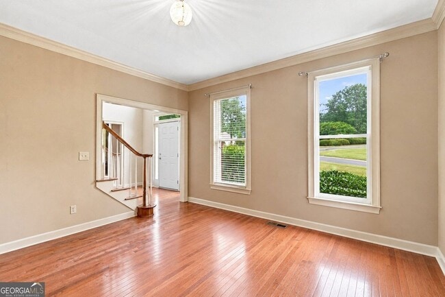 Photo - 3535 Claridge Dr NE
