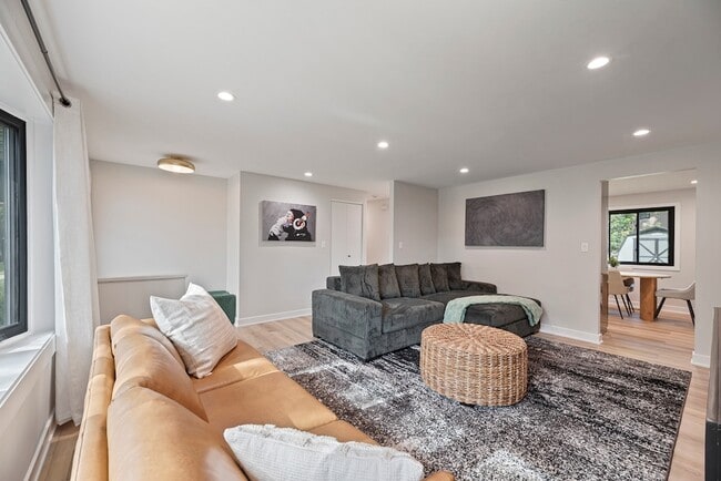 Photo - 208 W Hartford Dr