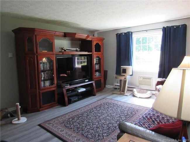 Photo - 83 Horse Pond Rd