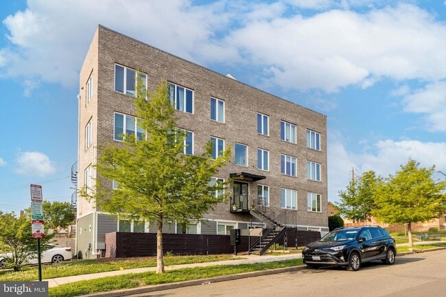 Building Photo - 800 21st St NE Unit 1