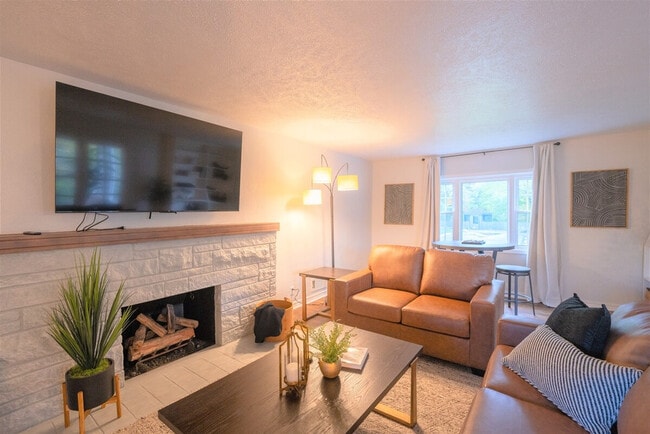 Building Photo - 1322 Jackson Rd Unit ID1308953P