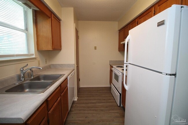 Photo - 404 Oak Knoll Ln