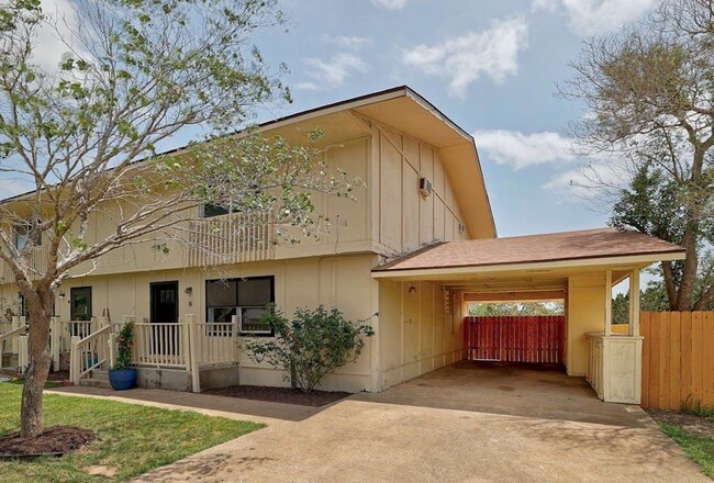 Building Photo - 5211 Thunderbird St Unit B