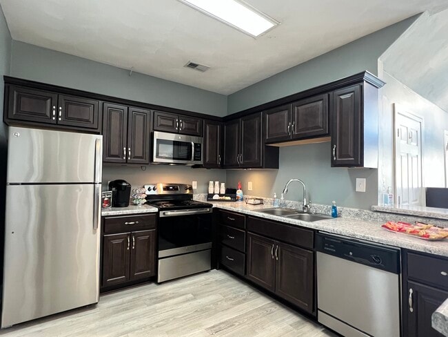 Building Photo - Galleria Pointe Apartments and Townhomes