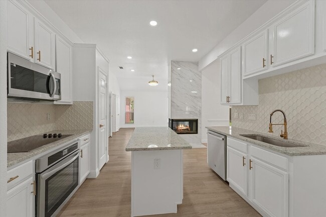 Photo - 322 Hillcroft Dr