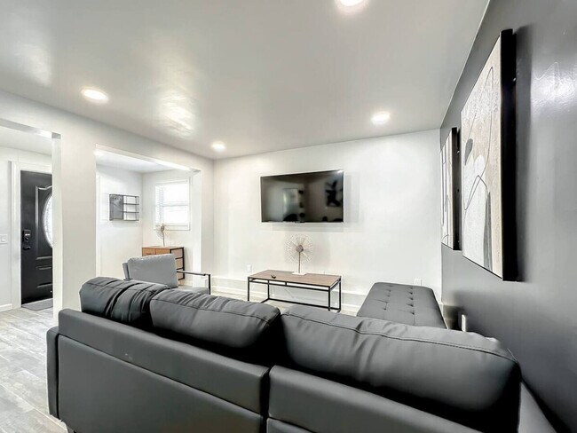 Building Photo - 173 S Orange Ave Unit ID1287552P