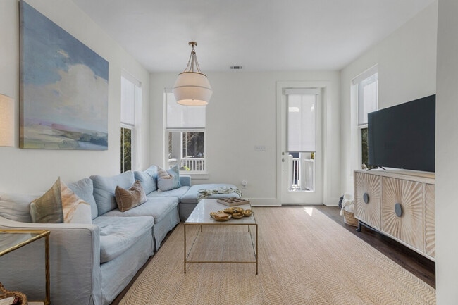 Photo - 2207 Government St Unit SI ID1473616P