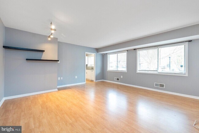 Building Photo - 10620 Weymouth St Unit 1