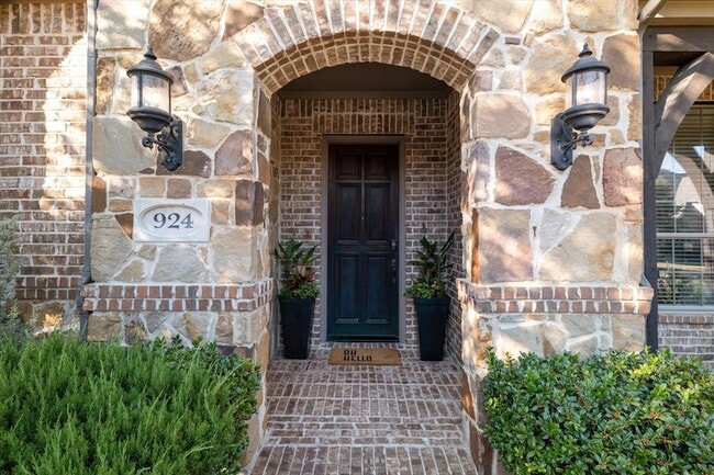 Photo - 924 Lairds Ln