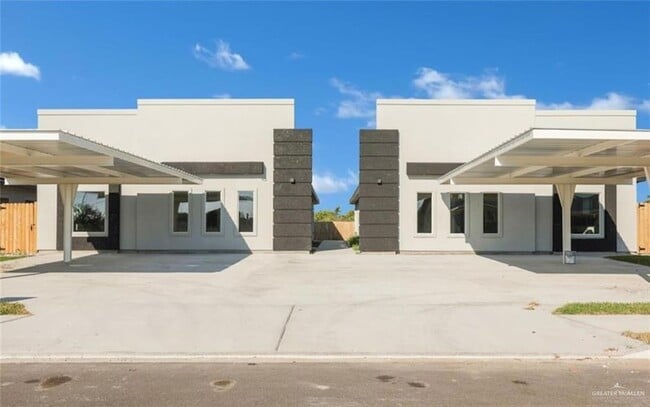 Building Photo - 913 E 13th St Unit 1