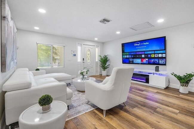 Photo - 671 Lindell Blvd