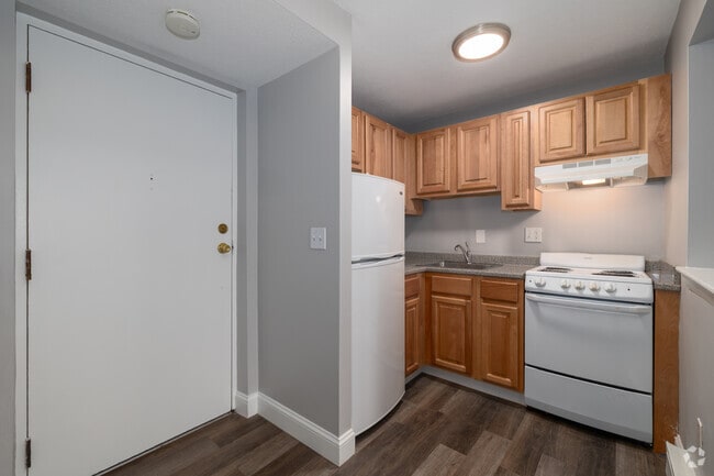 0BR, 1BA - 600SF - Kitchen - Towne House Apartments