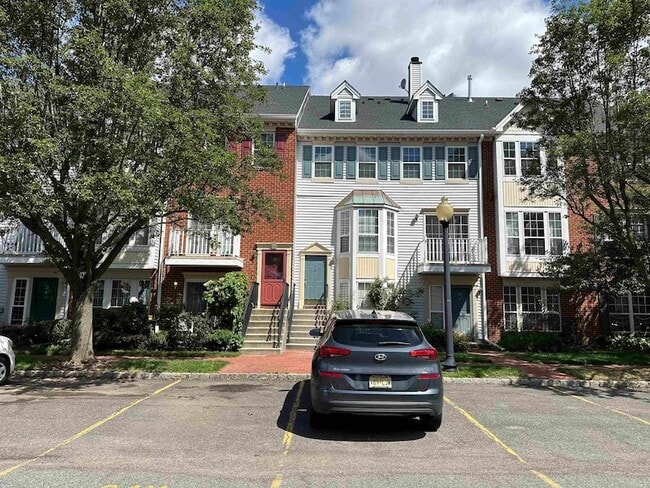 Building Photo - 27 Cottonwood St