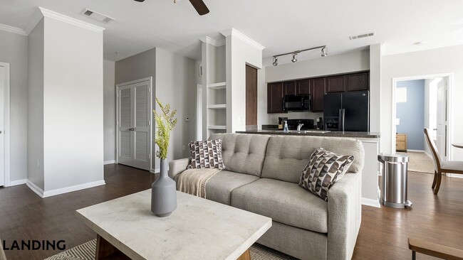 Building Photo - 14807 Woodland Hills Dr Unit 4107
