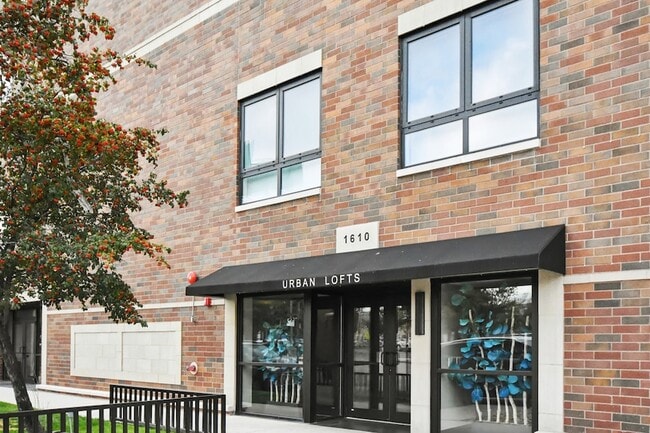 Building Photo - 1610 N Normandy Ave Unit 204