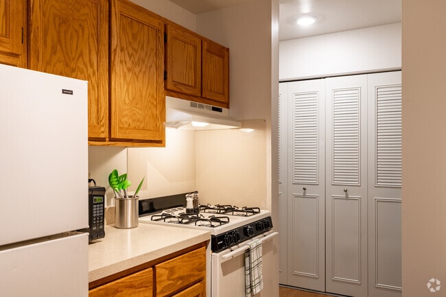 2BR, 1BA - 850SF - Forest Glen Townhomes