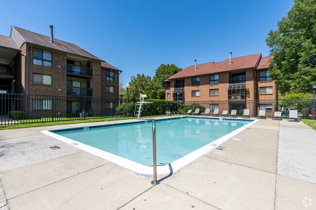 Pool - The Greens at Columbia Apartments