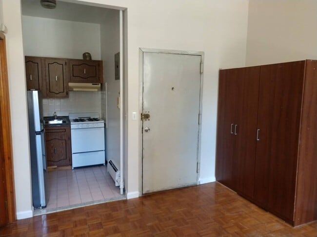 3a large entry closet - 240 E 23rd St