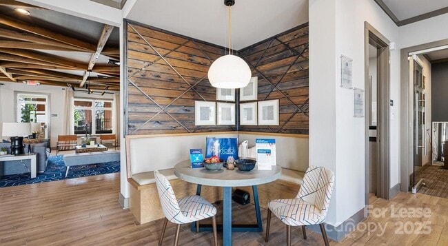 Photo - 525 Wayforth Rd NW