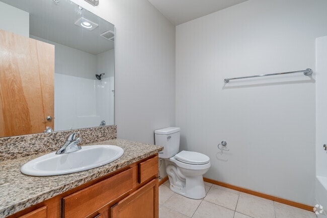 2BR, 2BA - 900SF - Bathroom - Sunset Terrace