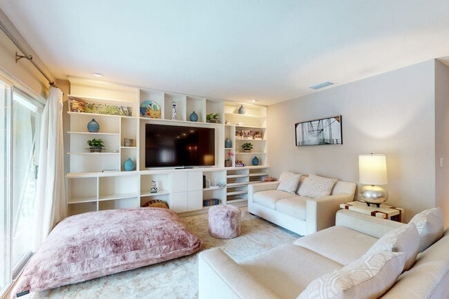 Building Photo - 7507 Westmoreland Dr Unit SI ID1591425P