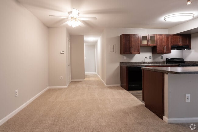 3BR, 1.5BA - 997SF - Glen Willow Apartments