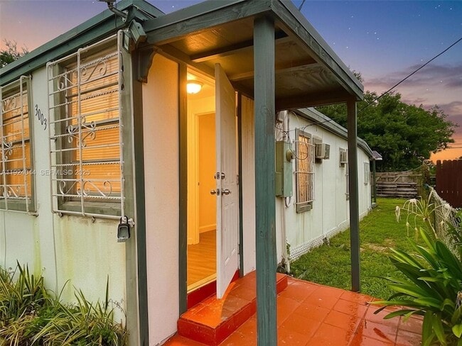 Building Photo - 3003 NW 45th St Unit A