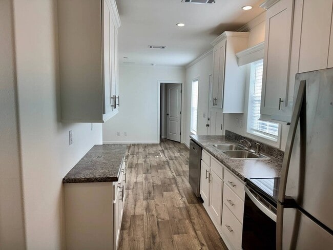 Photo - 887 E Colonial Cir