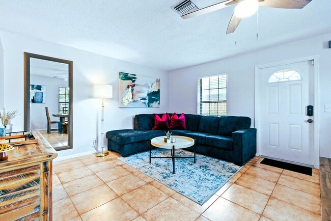 Building Photo - 9130 E Highland Pines Blvd Unit ID1326856P