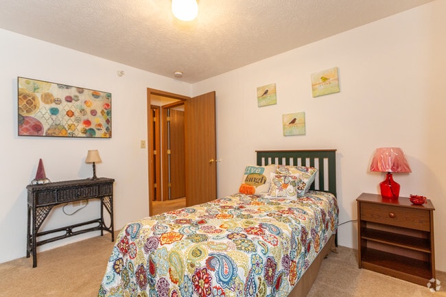 2BR, 1BA - 960 SF - Harrison Estates Apartments