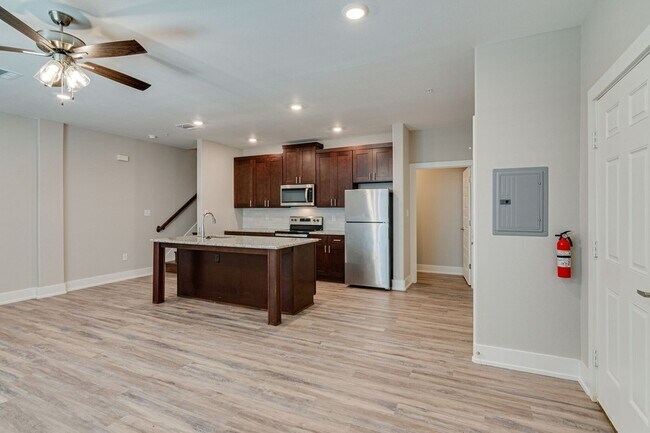 Photo - 115 W Jones St