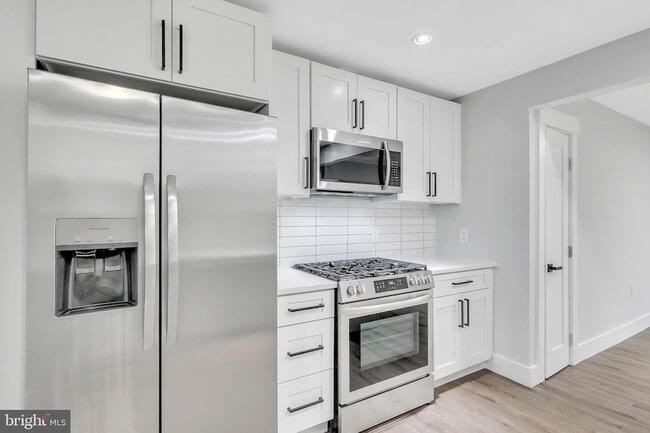 Photo - 6903 Dunmanway Unit B