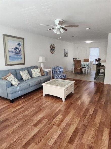 Photo - 870 Marina Dr