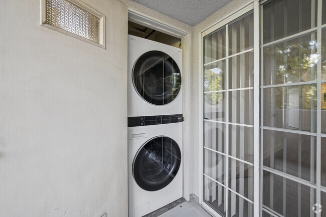 A1 - 1BR, 1BA - 940SF - Laundry - Park Regency Apartments