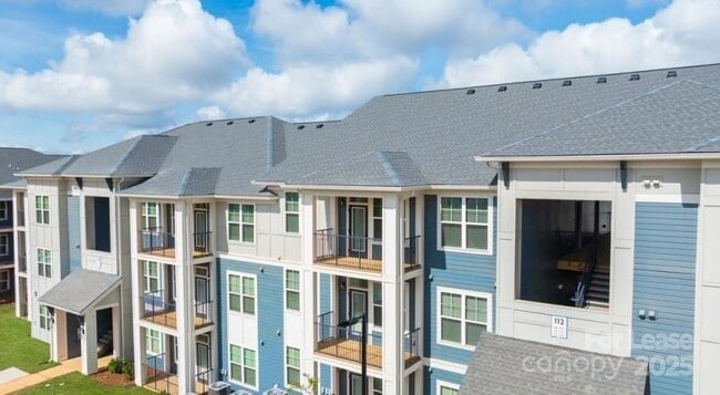 Building Photo - 104 Herrings Grn Lp Unit A2