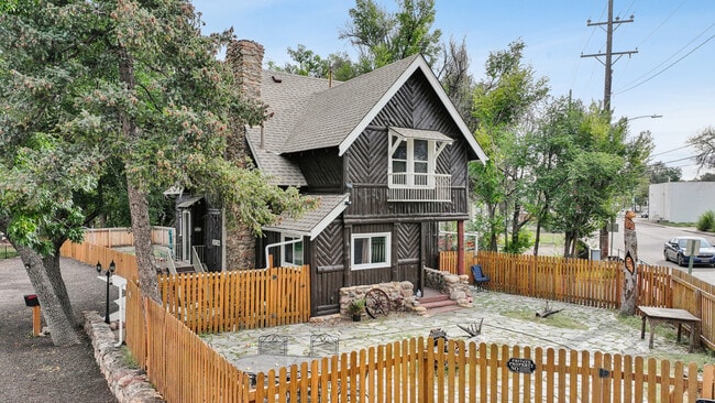 Building Photo - 118 E Brookside St