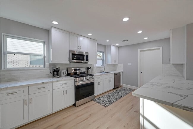 Photo - 5522 Caversham Dr