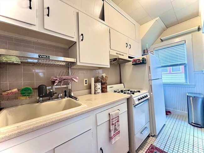 Building Photo - 2 Mapleton St Unit 1