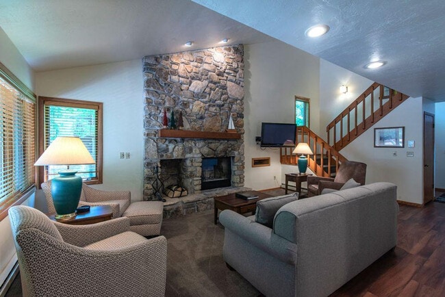 Building Photo - 1702 Forest Ridge Rd Unit ID1265999P