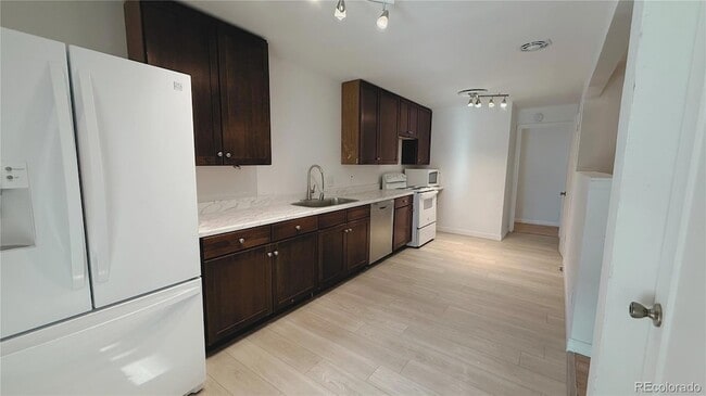 Building Photo - 273 S 13th Ave