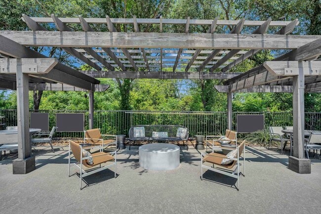 Poolside seating with BBQ grills - Ridgeview