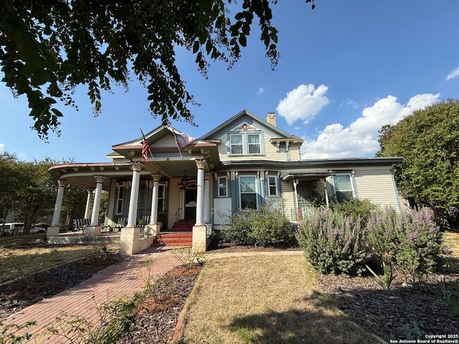 Building Photo - 437 W Magnolia Ave