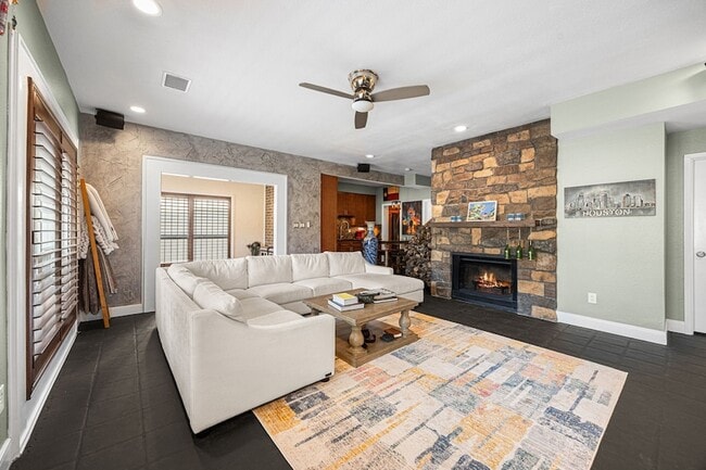 Photo - 202 E 7th St