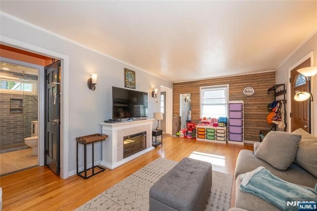 Photo - 16-15 Well Dr