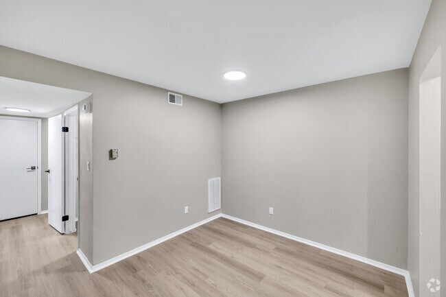 Oakhaven - 2BR, 1BA - 900SF - Dining Room - Green Tree Apartments